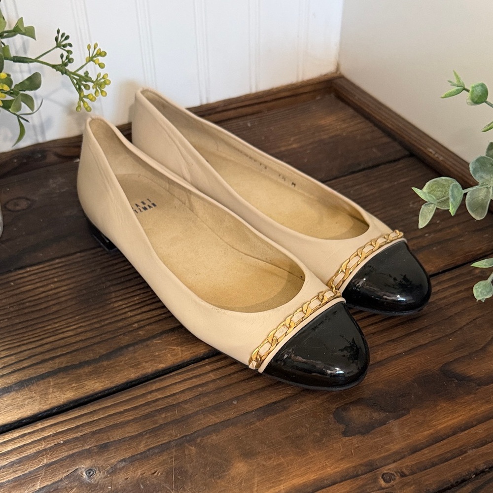 NWT Stuart Weitzman Beige and Black Cap-Toe Chain Ballet Flats